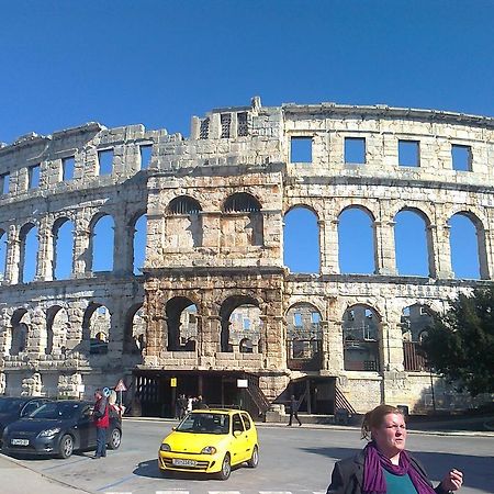 Apartment For Holidays In Pula Ruang foto