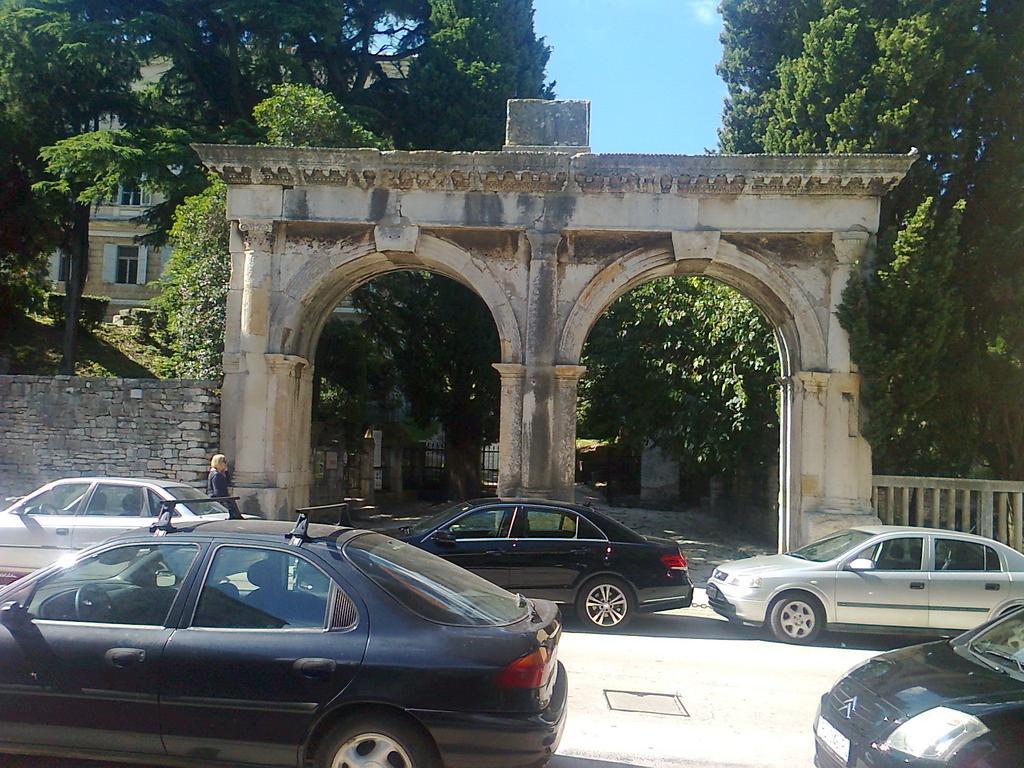 Apartment For Holidays In Pula Ruang foto