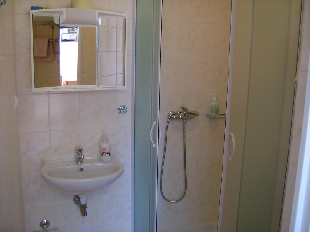 Apartment For Holidays In Pula Ruang foto