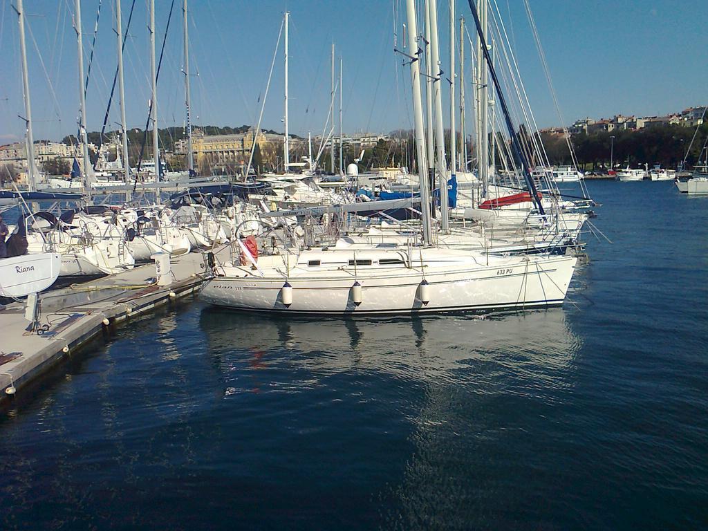 Apartment For Holidays In Pula Ruang foto