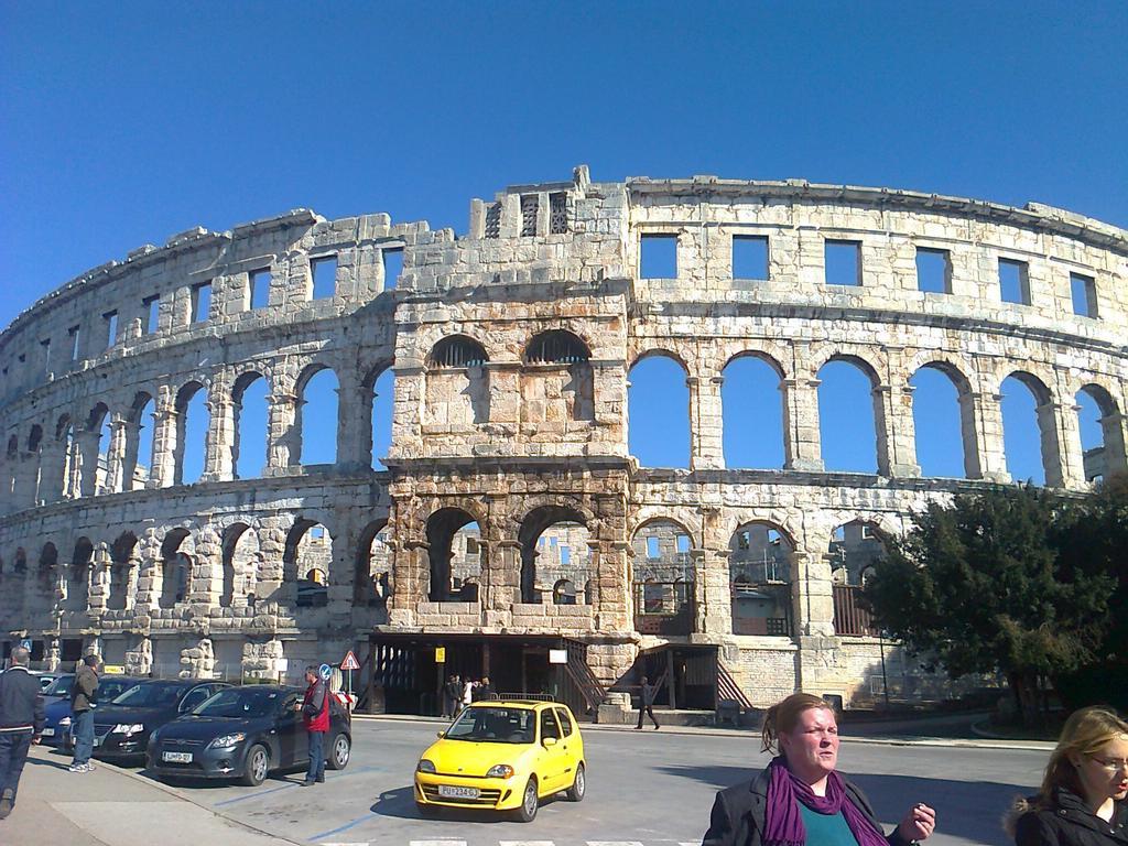 Apartment For Holidays In Pula Ruang foto