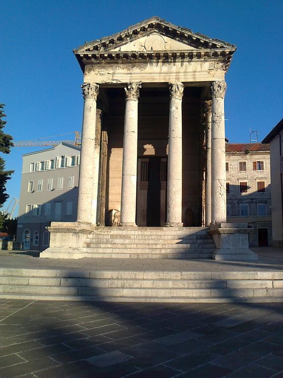 Apartment For Holidays In Pula Ruang foto