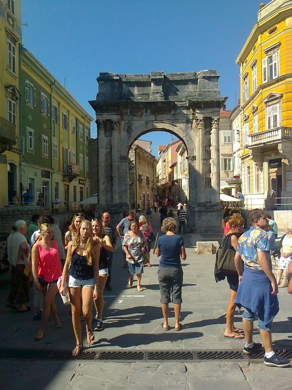 Apartment For Holidays In Pula Ruang foto