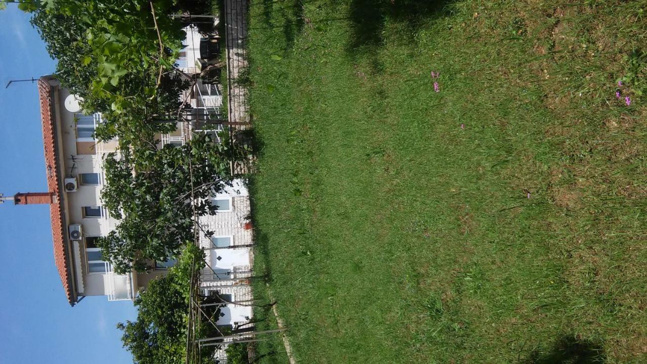 Apartment For Holidays In Pula Bagian luar foto