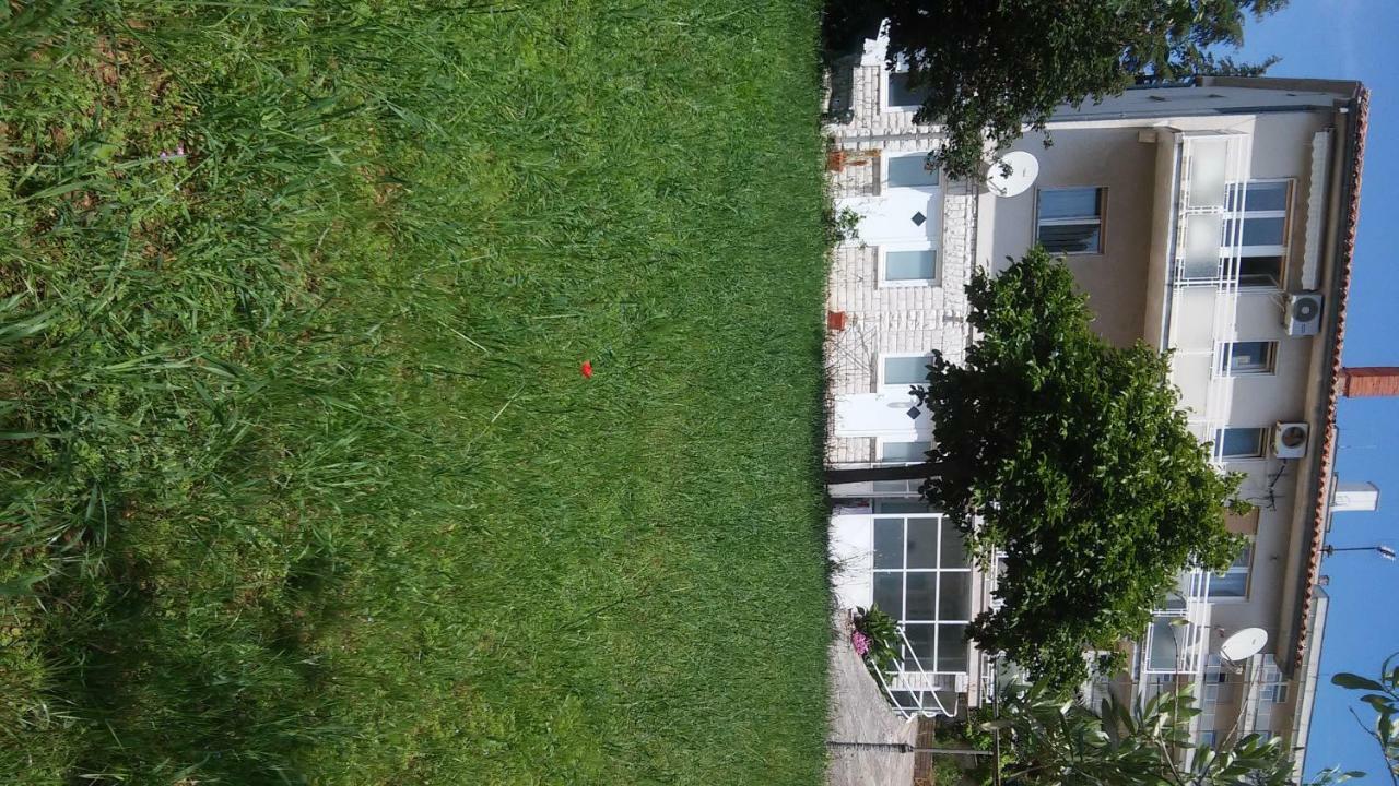 Apartment For Holidays In Pula Bagian luar foto